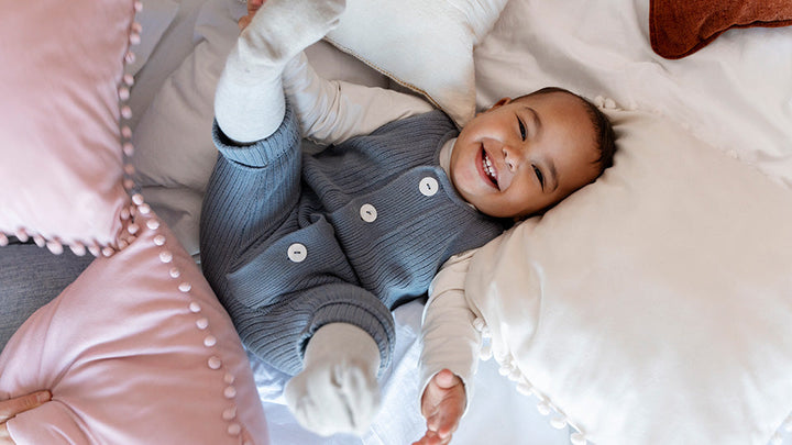Grâce à la motricité libre, bébé explore à son rythme